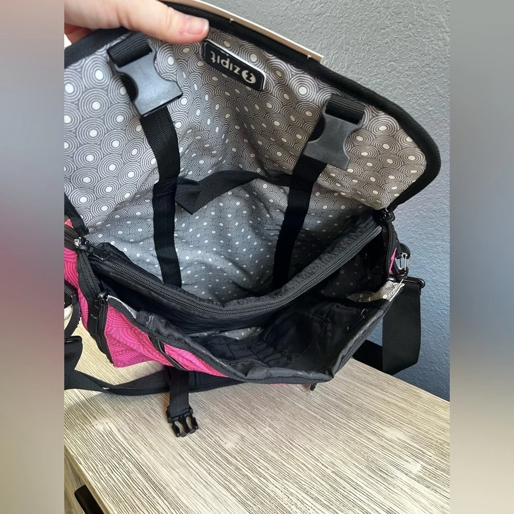 🆕 ZipIt Pink Reversible Laptop Messenger Bag